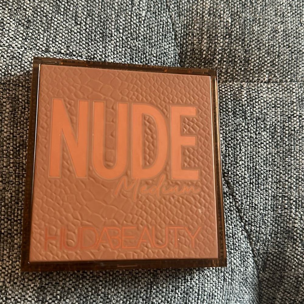 Nude Medium eyeshadow palette huda beauty